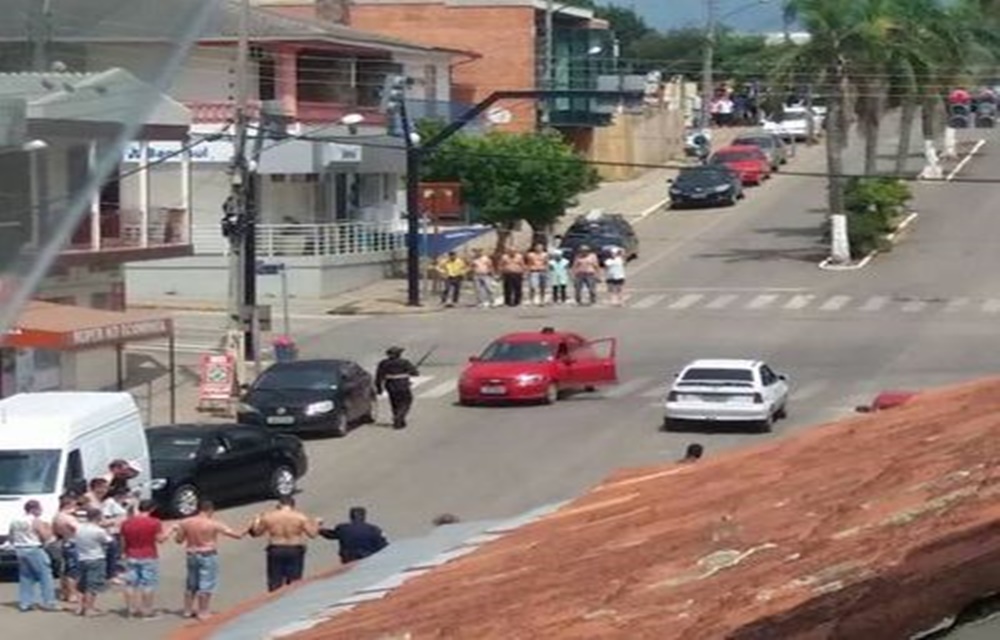 Ir para  <p>Os efetivos da Brigada Militar, Pol&iacute;cia Civil e Pol&iacute;cia Rodovi&aacute;ria Federal de toda a regi&atilde;o est&atilde;o mobilizados mais uma vez para ca&ccedil;ar uma quadrilha que atacou duas...